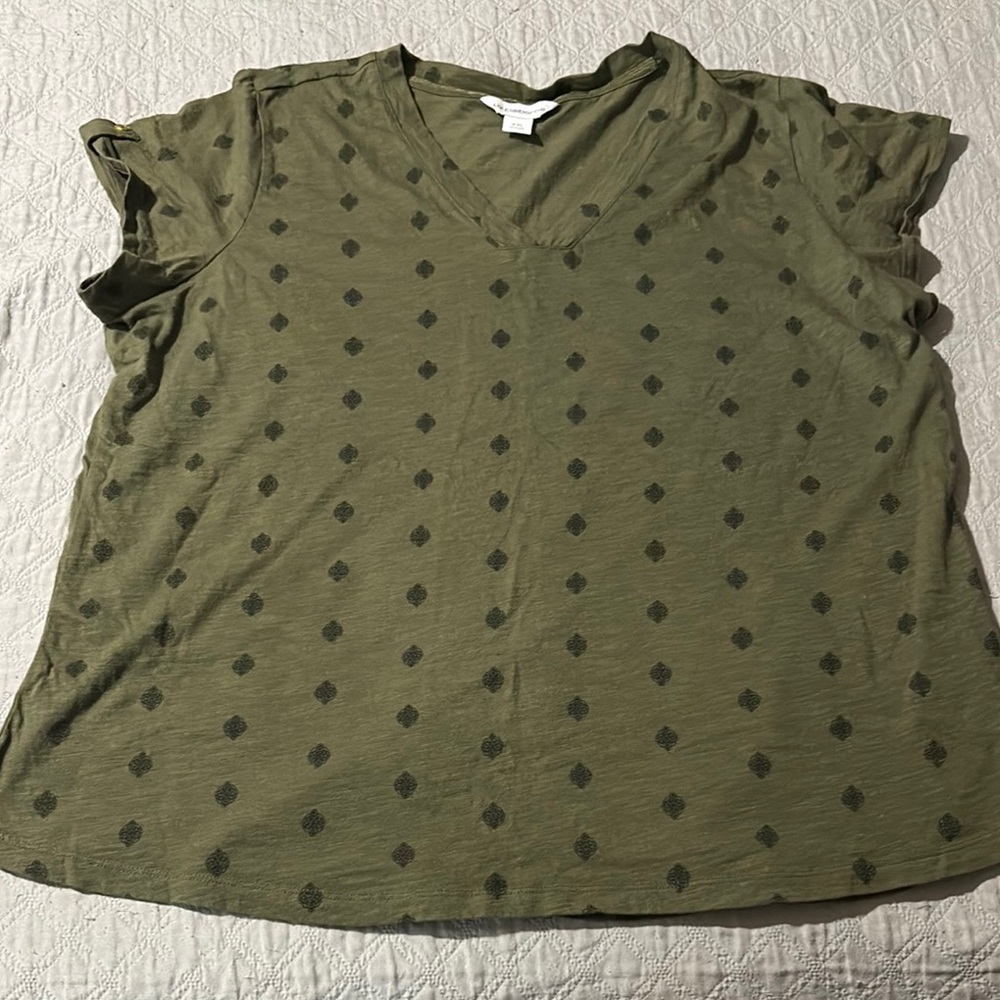 ⭐️3/$15- Liz Claiborne- Olive Green V-Neck Women's Top⭐️3/$15